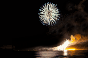 Feuerwerk im Ostseebad Boltenhagen mit Blick auf die Seebrücke