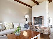 Ferienwohnung 11 'Turm' - gemütlicher Kamin im Wohnbereich