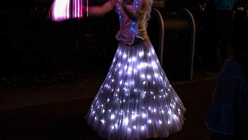 Schwarzlicht Exkursion am Wohlenberger Strand mit leuchtenden Strandfunden