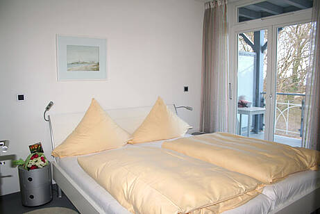 Schlafzimmer Ferienwohnung 08 Villa Wagenknecht Schlafzimmer der Ferienwohnung 08 in der Villa Wagenknecht