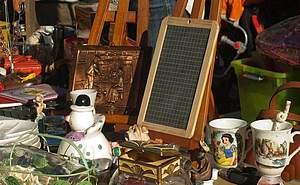 Antik- und Flohmarkt am Ploggensee in Grevesmühlen mit Antiquitäten und Trödelständen