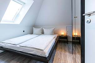 Schlafzimmer der Ferienwohnung 11 in der Villa Höger