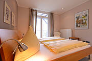 Bett in der Ferienwohnung 13 der Villa Wagenknecht