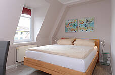 Schlafzimmer in der Ferienwohnung 26 der Villa Seebach 