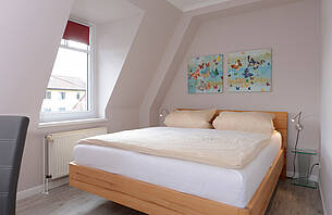Schlafzimmer in der Ferienwohnung 26 der Villa Seebach 