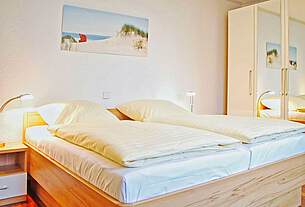 Schlafzimmer in der Ferienwohnung 07 der Villa Seegarten