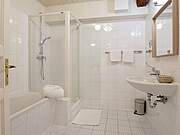 Ferienwohnung 02 'Poggensoll' - Blick ins Vollbad