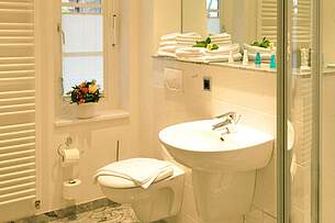 Badezimmer der Ferienwohnung 05 in der Villa Höger