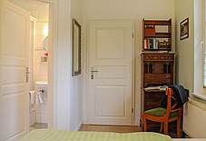 Schlafzimmer der Ferienwohnung 02 im Landhaus Victoria