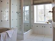 Ferienwohnung 04 'Sorgenfrei' - Blick ins Vollbad