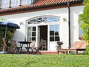 Ferienwohnung 02 'Poggensoll' - Terrasse mit Sonnenliegen