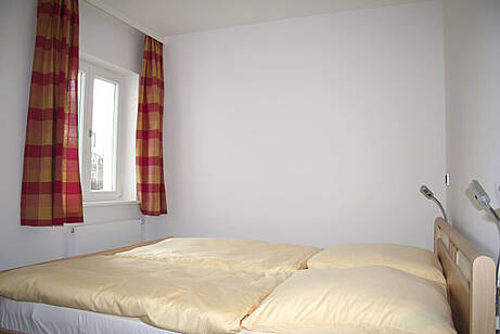 Schlafzimmer in der Ferienwohnung 01 der Villa Wagenknecht