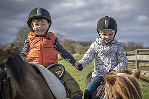 Pfingstfest mit Ringreiten in Bössow mit Reitern und Familienfest